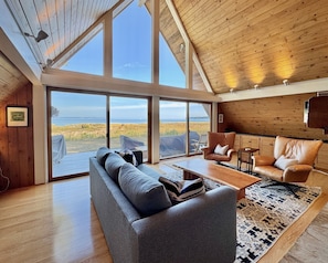 Smart TV - Charming Beachwalk Cottage on Lake Michigan (Glen Arbor)