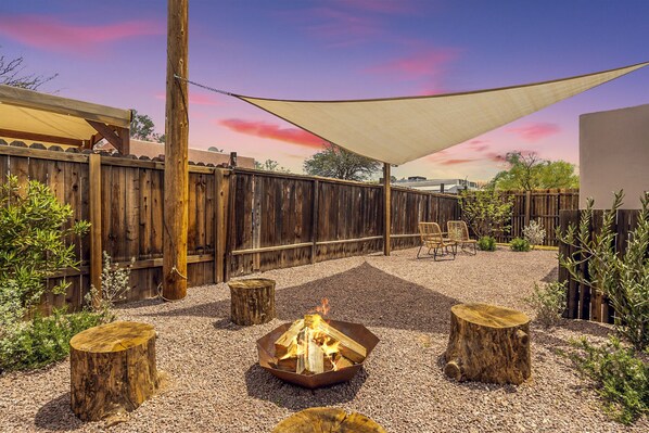 Property grounds - Cute & Cozy 2BR/1BA Adobe w Firepit Near UA & UMC - Low Summer Rates! 🏡🌵🌞 (Tucson)