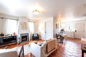 Smart TV, books - Cute & Cozy 2BR/1BA Adobe w Firepit Near UA & UMC - Low Summer Rates! 🏡🌵🌞 (Tucson)