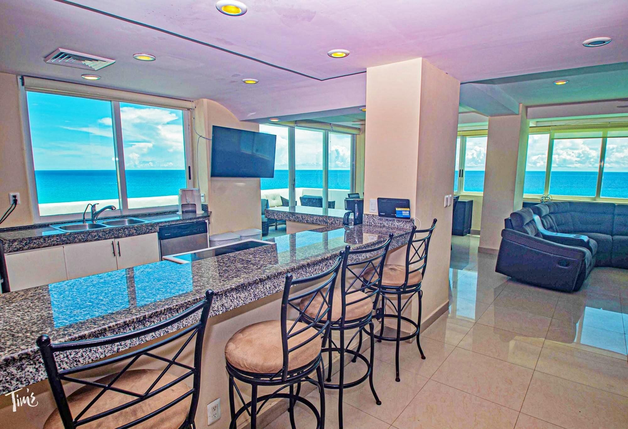 Beachfront  8br/6bth  Penthouse Combo #323 - Cancún