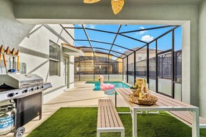Outdoor dining - 5BR Mario& Princess Peach•Pool•Theater•Free Resort (Kissimmee)