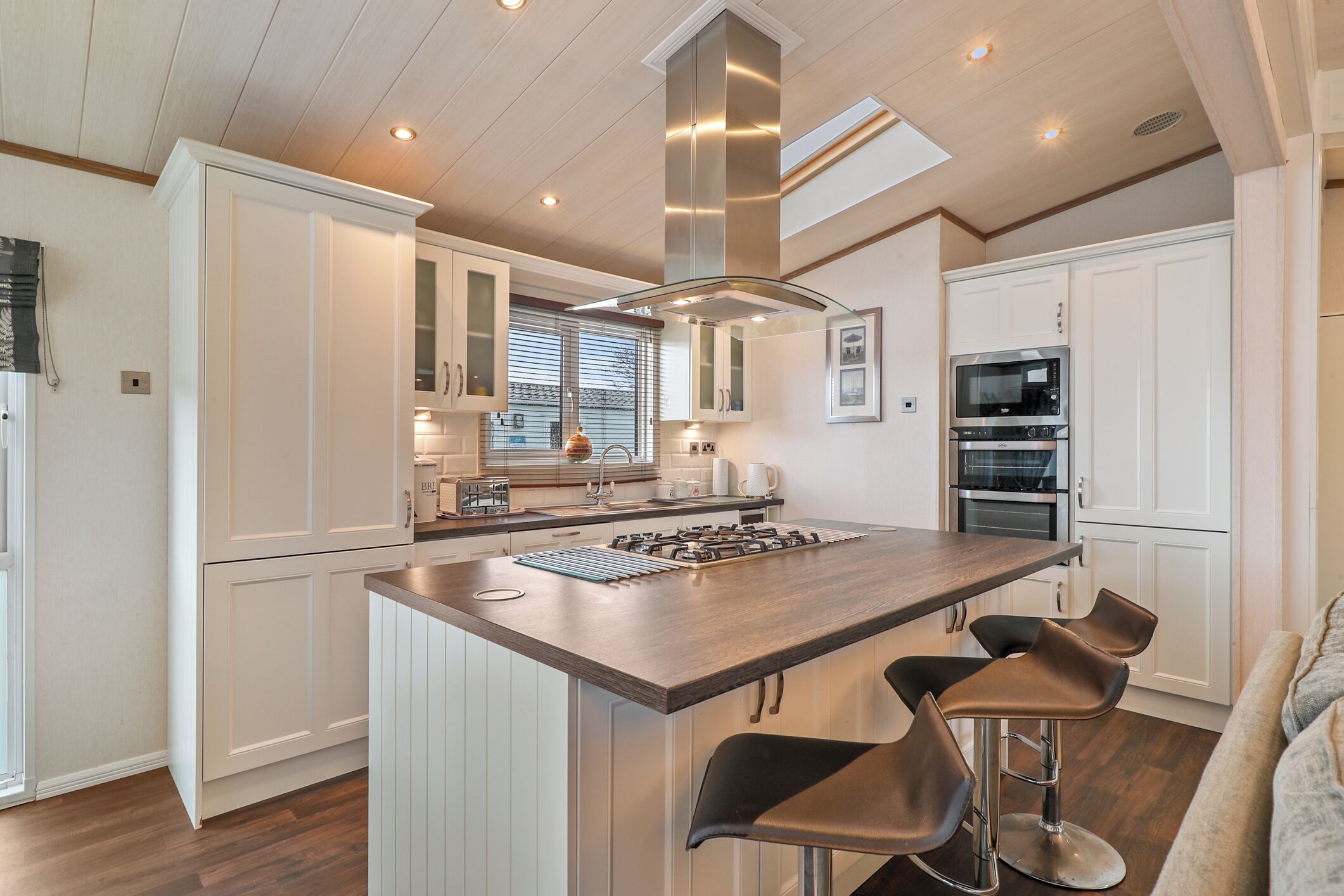 Kjøleskap, mikrobølgeovn, ovn og oppvaskmaskin