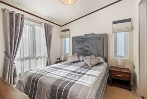 3 bedrooms, iron/ironing board, travel cot