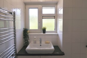 Doccia, asciugacapelli, asciugamani, sapone