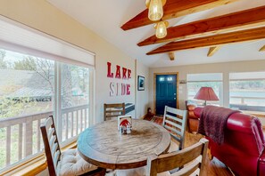 Dining - Dog-friendly house with lake & mountain view, fireplace, balcony & gas grill (Lakeside)
