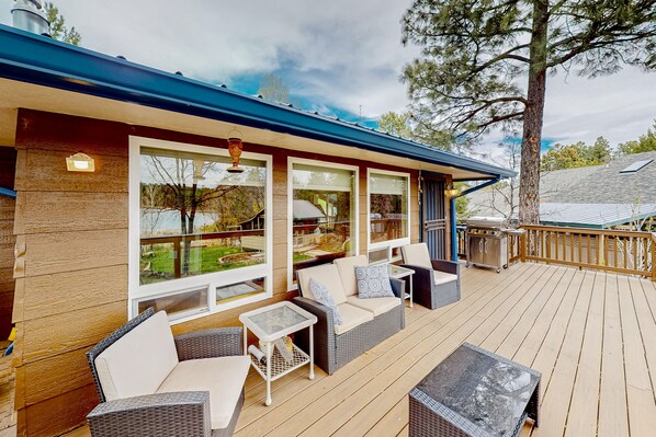 Terrace/patio - Dog-friendly house with lake & mountain view, fireplace, balcony & gas grill (Lakeside)
