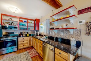 Fridge, microwave, oven, stovetop - Dog-friendly house with lake & mountain view, fireplace, balcony & gas grill (Lakeside)