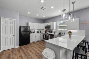 Casa (4 Bedrooms) | Cozinha privada | Micro-ondas, fogão, cooktop, lava-louças