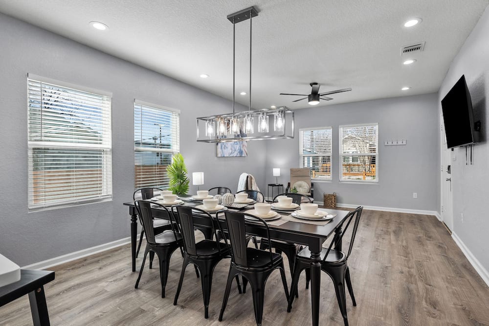 Retreat to a Brand-new Downtown Home 4br/3ba!
