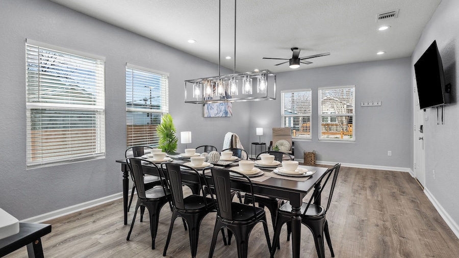 Retreat to a Brand-new Downtown Home 4br/3ba!