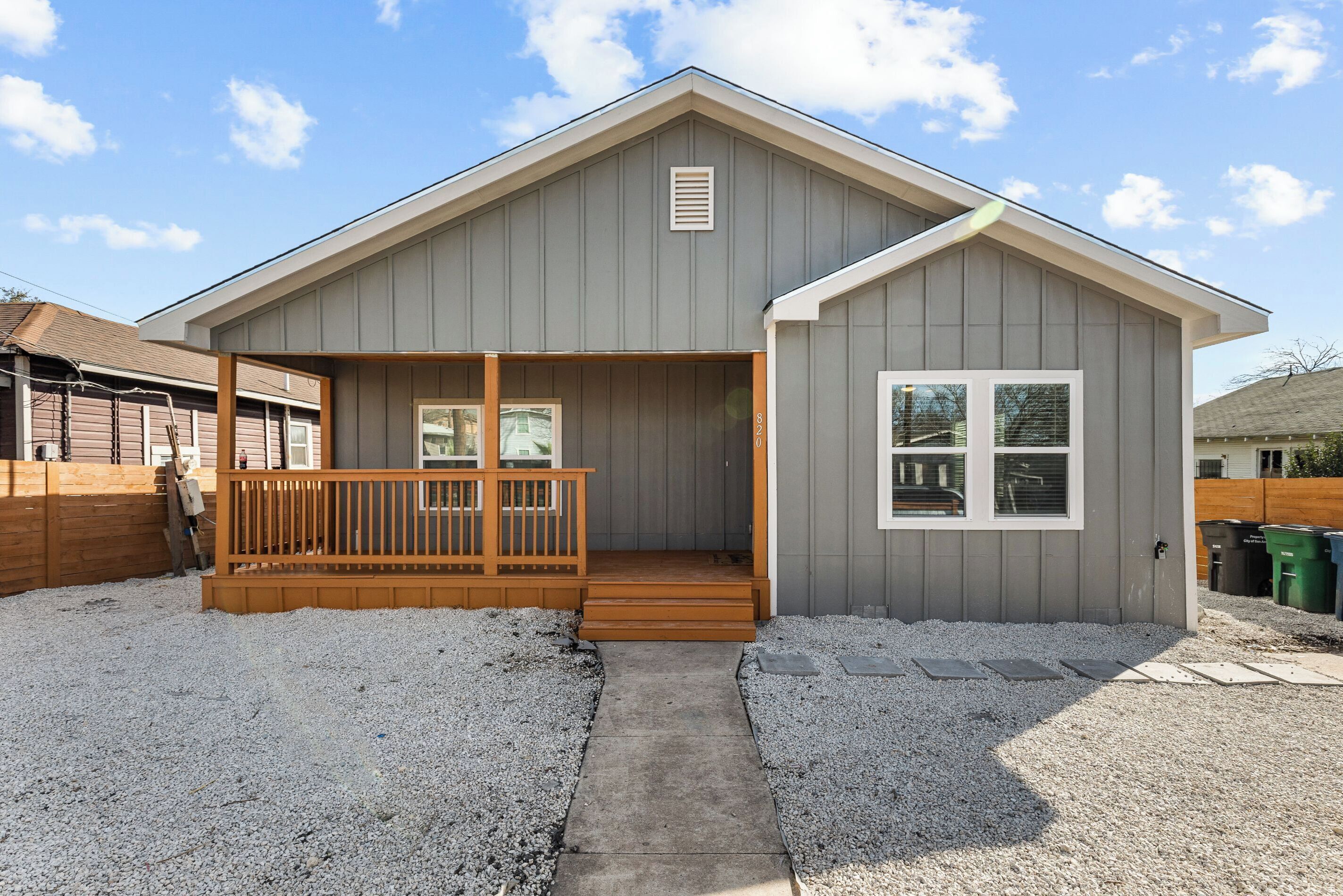 Vista frontal de la propiedad