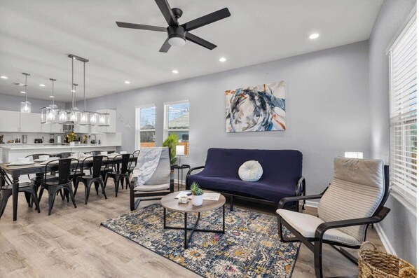 House (4 Bedrooms) | Living area