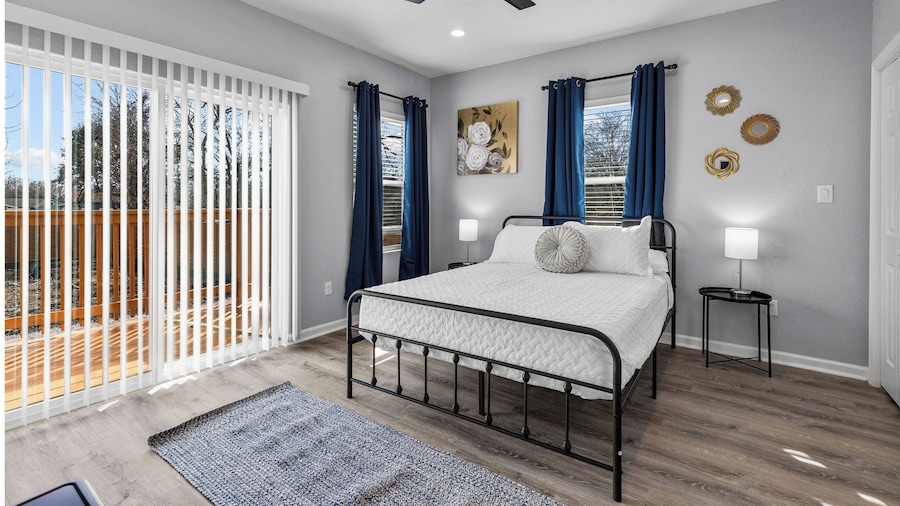 Retreat to a Brand-new Downtown Home 4br/3ba!