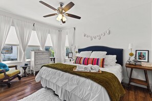 Hus (3 Bedrooms) | 3 soverom, skrivebord for bærbar PC, strykejern/-brett og sengetøy