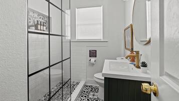 Casa (3 Bedrooms) | Banheiro | Toalhas de banho, shampoo