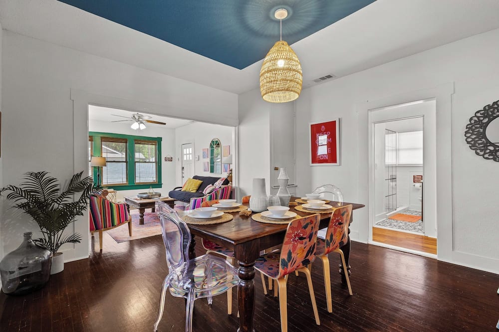 Gorgeous Artistic Fully Fenced Home Near Downtown