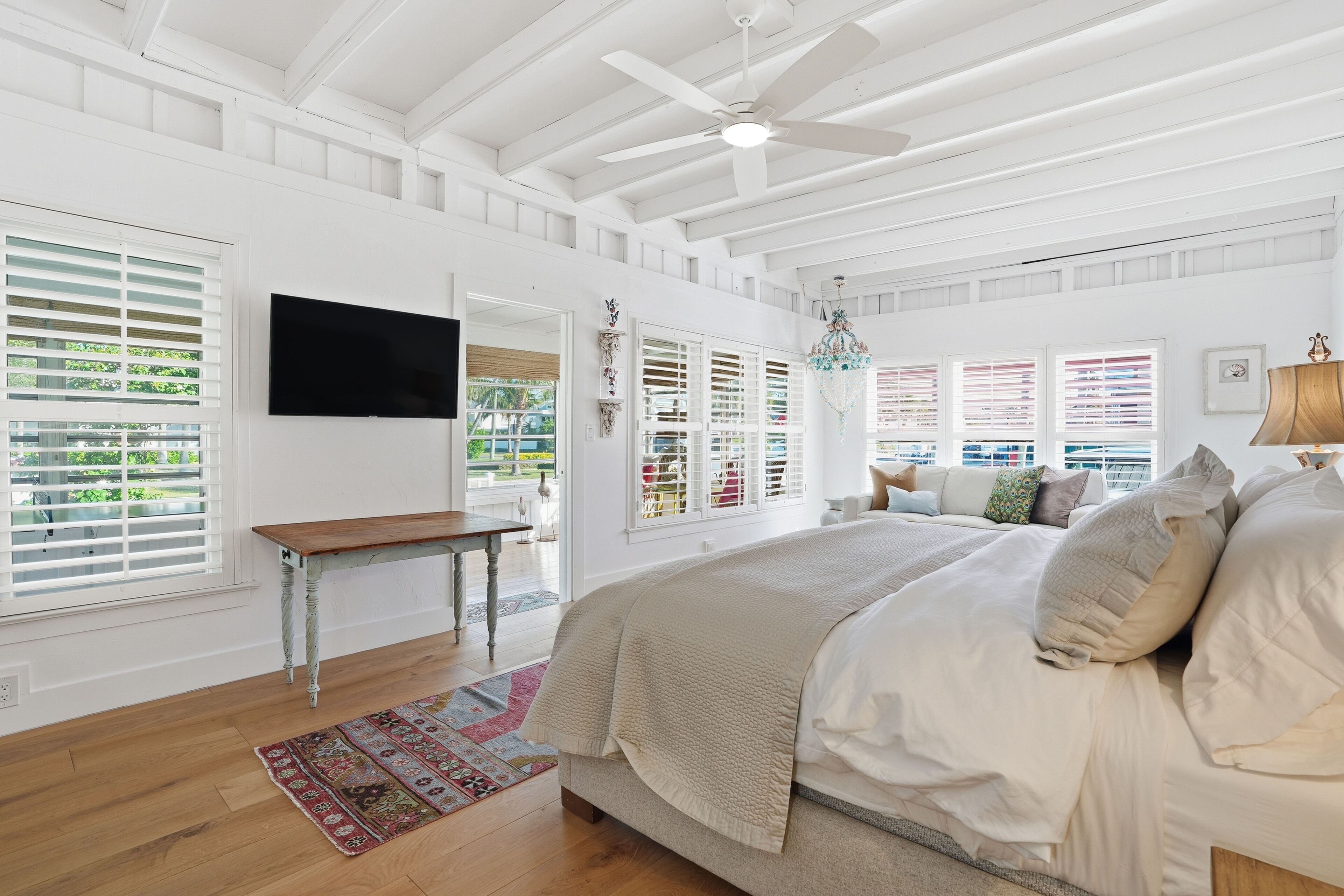 2 chambres, bureau, fer et planche à repasser, lit parapluie