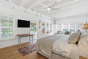 2 makuuhuonetta, työpöytä, silitysrauta/-lauta, vauvan matkasänky