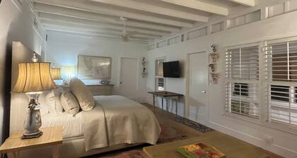 Newly Restored Old Naples Esate - Beach, Shopping, Dining, & Art, Blocks Away.