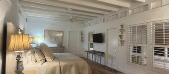 Newly Restored Old Naples Esate - Beach, Shopping, Dining, & Art, Blocks Away.