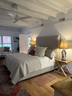 2 soverom, skrivebord, strykejern/-brett og reiseseng for barn