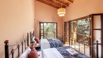 4 bedrooms, iron/ironing board, free WiFi, bed sheets