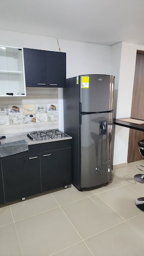 APTO 2A | Cozinha privada | Geladeira grande, micro-ondas, fogão, cooktop