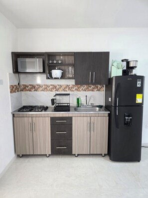 Basic Apartment | Private kitchen | Full-sized fridge, microwave, oven, stovetop - PILARICA GARDENS (Medellín)