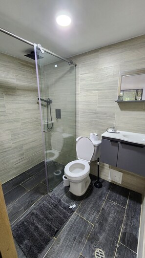 APTO 1A | Bathroom | Towels - PILARICA GARDENS (Medellín)
