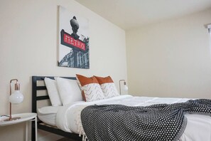 Escritorio, tabla de planchar con plancha, wifi gratis y ropa de cama 