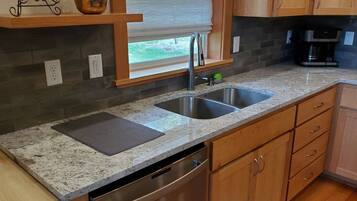 雪櫃、微波爐、焗爐、爐具