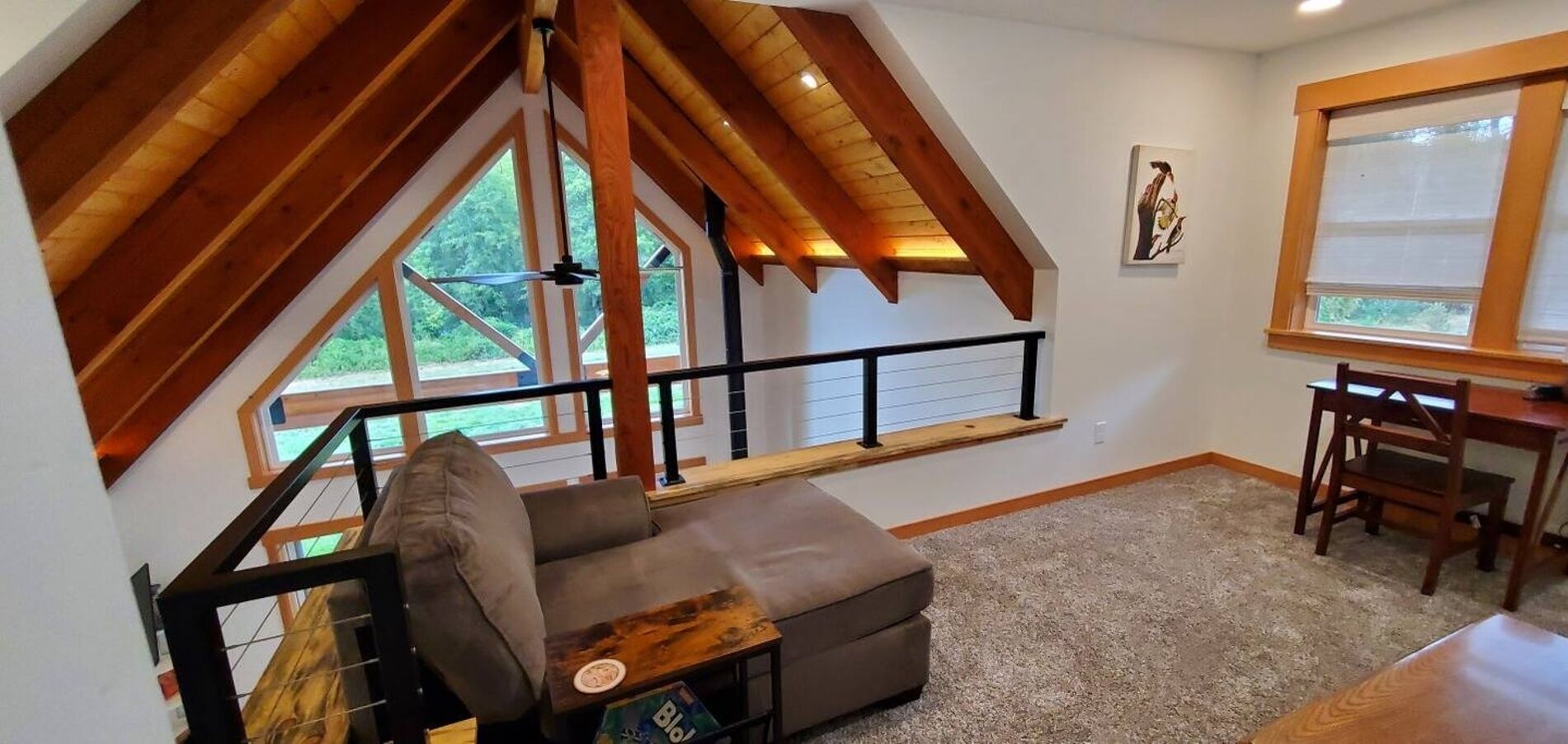 Una televisión, una chimenea, una oficina