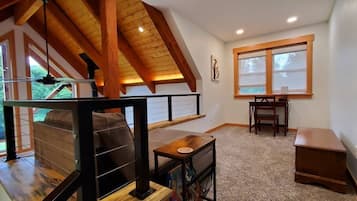 Una televisión, una chimenea, una oficina