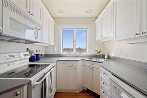 Fridge, microwave, oven, stovetop - Sunshine & Seascapes, Biddeford Pool (Biddeford)