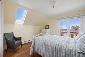 3 bedrooms, desk, WiFi, bed sheets
