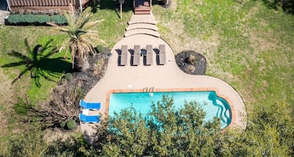 Bayfront Luxury Oasis w Pool close to NASA Kemah
