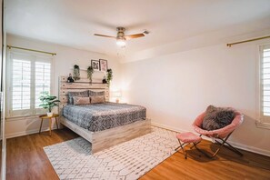 5 bedrooms, desk, travel cot, WiFi