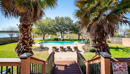 Bayfront Luxury Oasis w Pool close to NASA Kemah