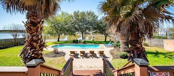 Bayfront Luxury Oasis w Pool close to NASA Kemah