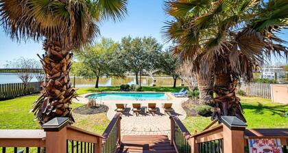 Bayfront Luxury Oasis w Pool close to NASA Kemah