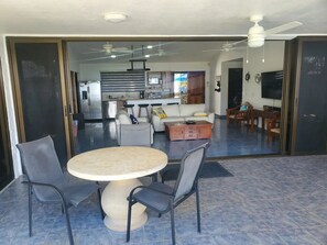 Een smart-tv en een computerscherm