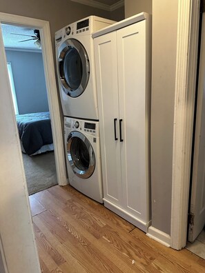 Interior - Great house nestled in beautiful oak trees and close to anywhere in Savannah. (Savannah)