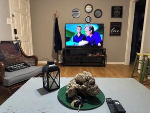 Interior - Great house nestled in beautiful oak trees and close to anywhere in Savannah. (Savannah)