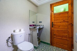 Towels, soap, toilet paper - Le Reflet D'Imlil - Double Room with Private Bathroom (Imlil)