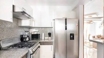 Mikrowelle, Ofen, Herdplatte, Esstisch