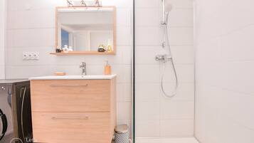 Douche, sĂšche-cheveux, serviettes fournies, savon