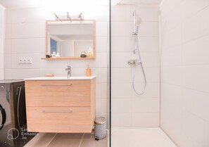 Dusche, Haartrockner, Handtücher, Seife