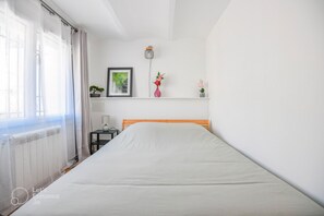 2 室のベッドルーム、デスク、アイロン / アイロン台、旅行用ベビーベッド