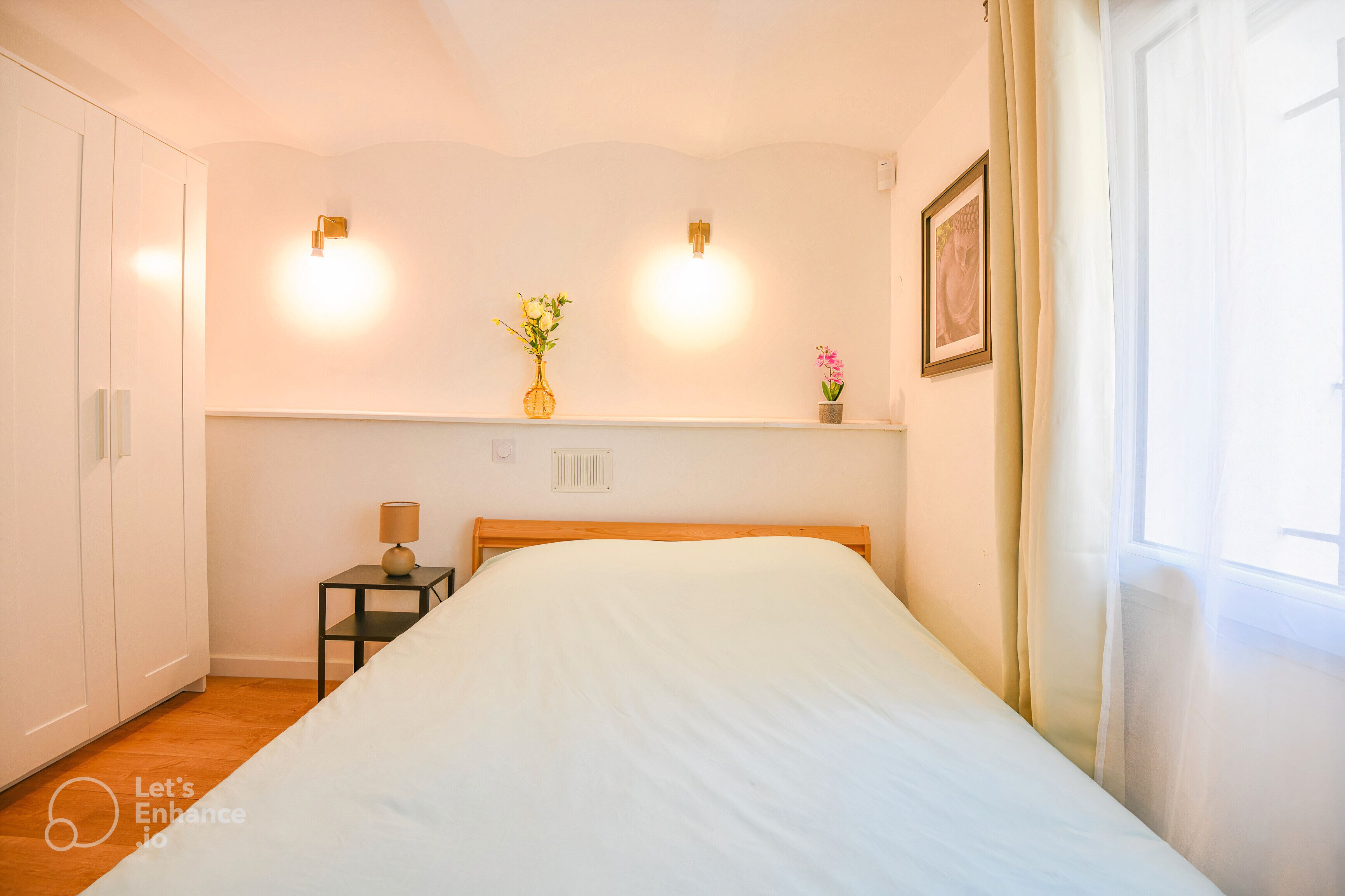 2 soverom, skrivebord, strykejern/-brett og reiseseng for barn