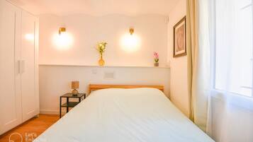 2 bedrooms, desk, iron/ironing board, travel crib